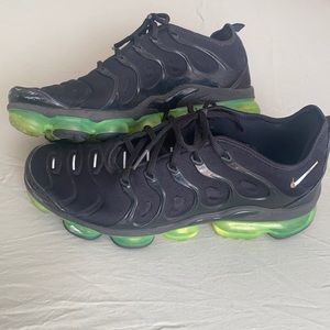 Men’s sneaker size 12